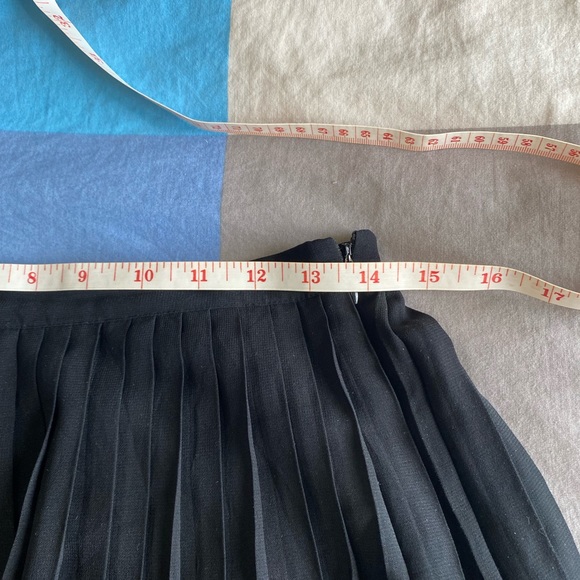 Black pleated mini skirt with lace detailing - Picture 4 of 4